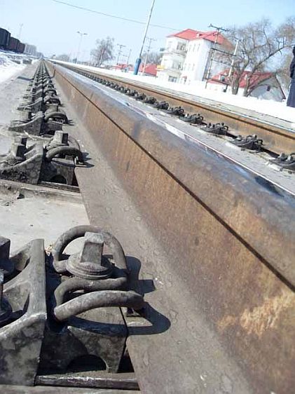 Schienenbefestigungen für schulterlose Fahrbahnen