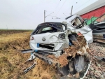 Auto kollidiert mit Güterzug auf dem Bahnübergang